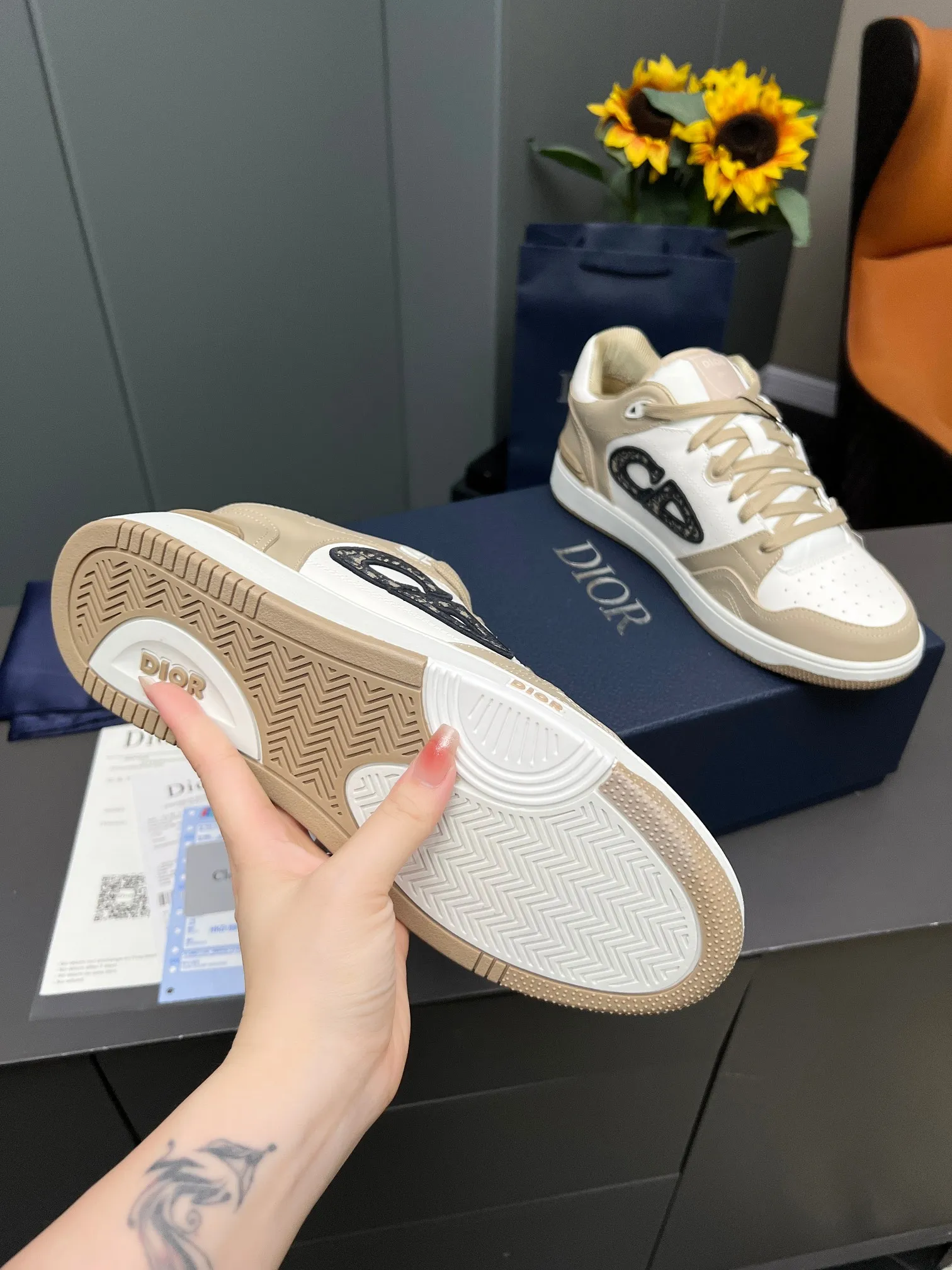 Men's Men's Shoes 💰600 Dior DiorB57 top version of low-top sneakers! ! ! Navy blue with beige smooth first-layer cowhide, fully oiled edges, T men's shoes 💰U outsole.  The 2024 autumn men's wear series has made a wonderful debut, a new classic item launched by Dior. Crafted from smooth first-grain cow leather in navy blue and beige, it's accented by a large leather heat-stamped CD logo on the sides. The distinctive laces of the same color match the color of the shoe body, and the opening and closing are decorated with various classic details on the tongue, sole and back side to enhance the style. The eyelet details, upper stitching and heel strip panels of the same color highlight the dynamic charm of its sports style. Exclusive two-color molded T men's shoes 💰U outsole is light, comfortable, non-slip and wear-resistant, the mesh lining and feet are customized with original colors, soft and breathable. Exquisite production technology highlights the grade, and can be matched with all kinds of clothing to create a refined look.